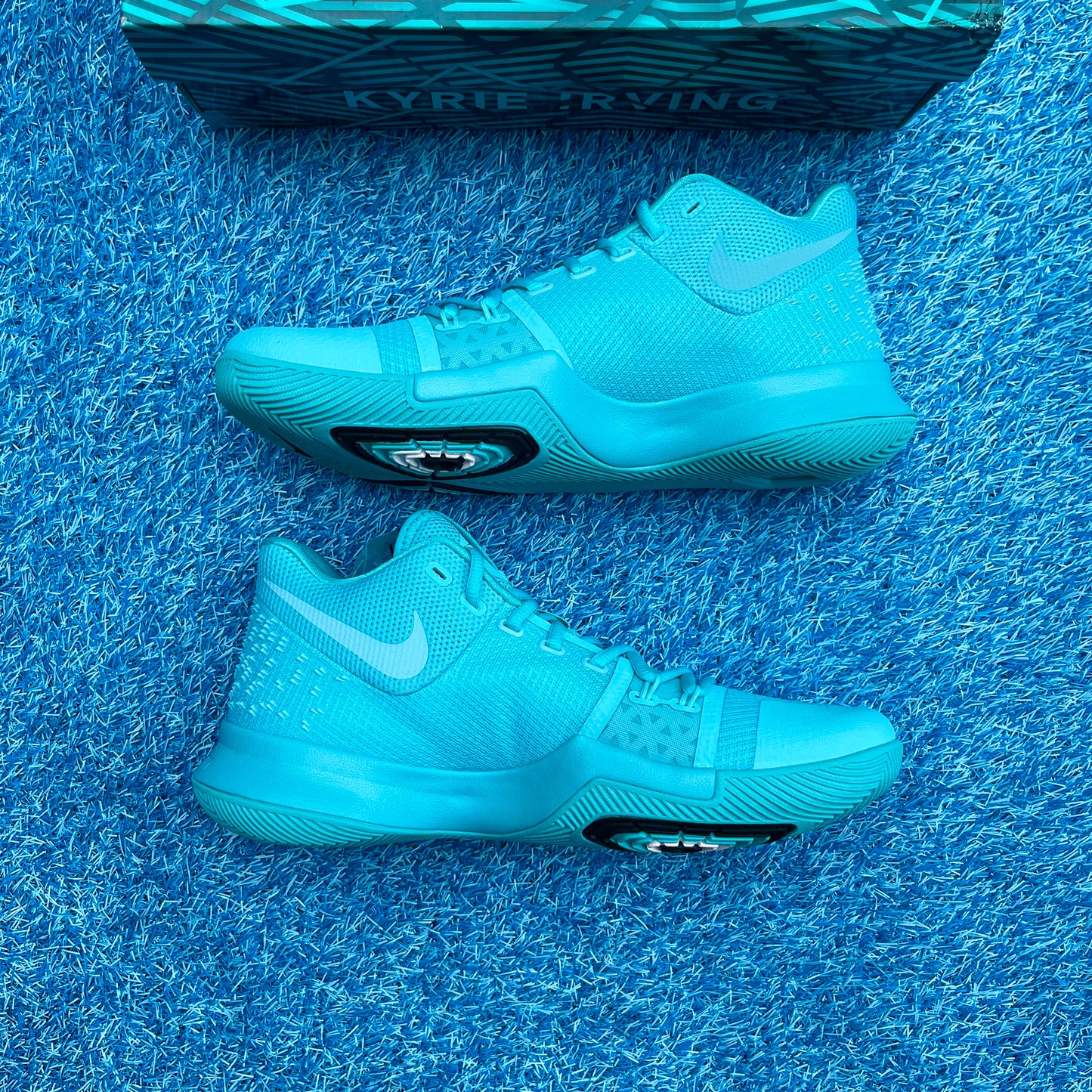 Size 10.5 - Nike Kyrie 3 "Aqua"